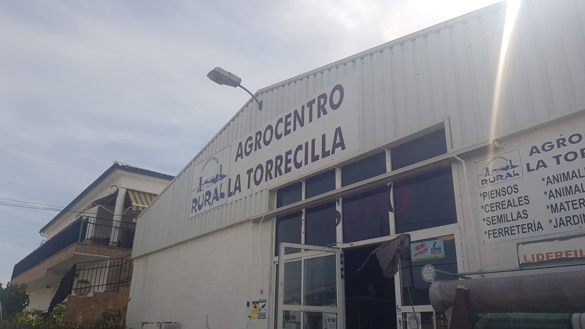 Fachada del Agrocentro La Torrecilla con su rótulo